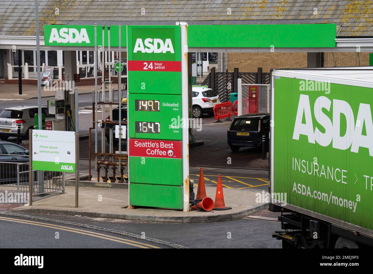 Brighton UK 24th janvier 2023 - les prix du carburant dans une station-service Asda à Brighton ont continué à baisser avec de l'essence sans plomb en dessous de £1,50 le litre : Credit Simon Dack / Alay Live News Banque D'Images