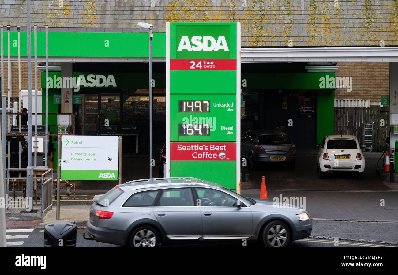 Brighton UK 24th janvier 2023 - les prix du carburant dans une station-service Asda à Brighton ont continué à baisser avec de l'essence sans plomb en dessous de £1,50 le litre : Credit Simon Dack / Alay Live News Banque D'Images