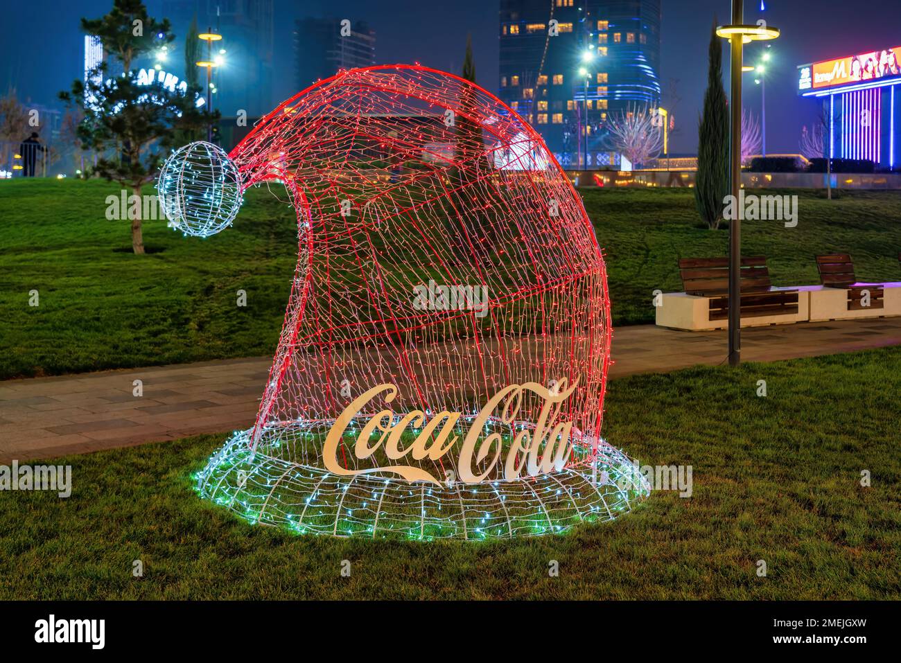 Ouzbékistan, Tachkent - 27 décembre 2022 : le logo de la société Coca-Cola  sur une décoration de Noël faite de guirlandes dans un parc de nuit Photo  Stock - Alamy