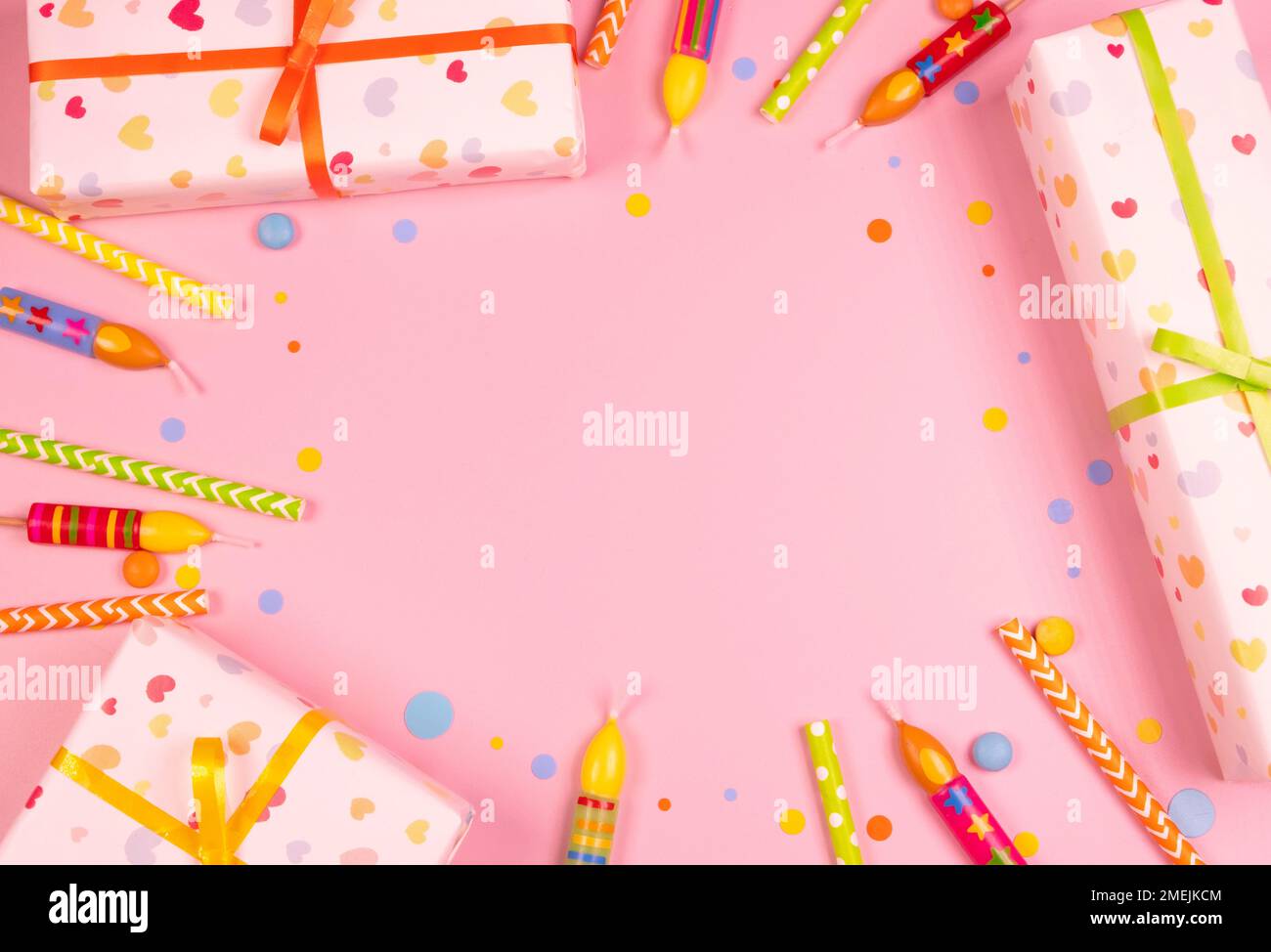 composition circulaire de fêtes de bougies, boîtes-cadeaux et confetti sur fond rose, concept d'anniversaire de fille ou de femme. Banque D'Images