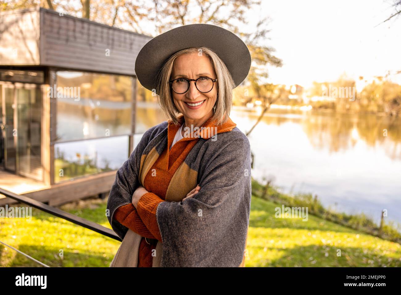 Femme mature en chapeau gris regardant heureux passer du temps à  l'extérieur dans la campagne Photo Stock - Alamy