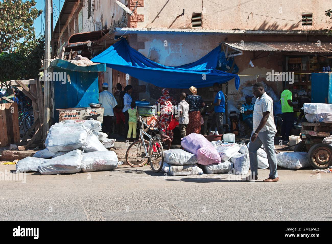 Petit magasin du marché Albert à Banjul, Gambie, Afrique de l'Ouest Banque D'Images