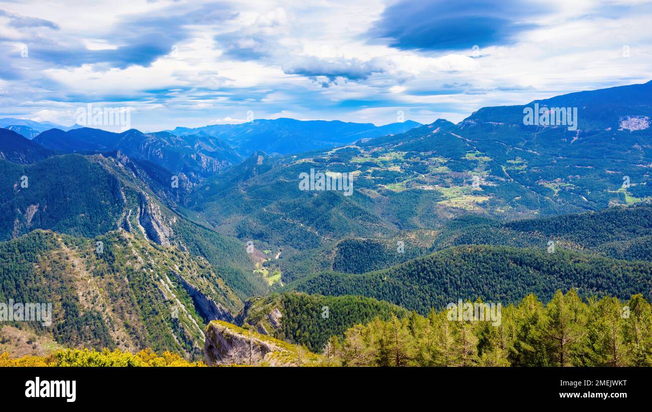 Vue panoramique sur les montagnes du massif de Cadi depuis le point de vue de Grasolent vers le sud. Bergeda, Catalogne, Espagne Banque D'Images