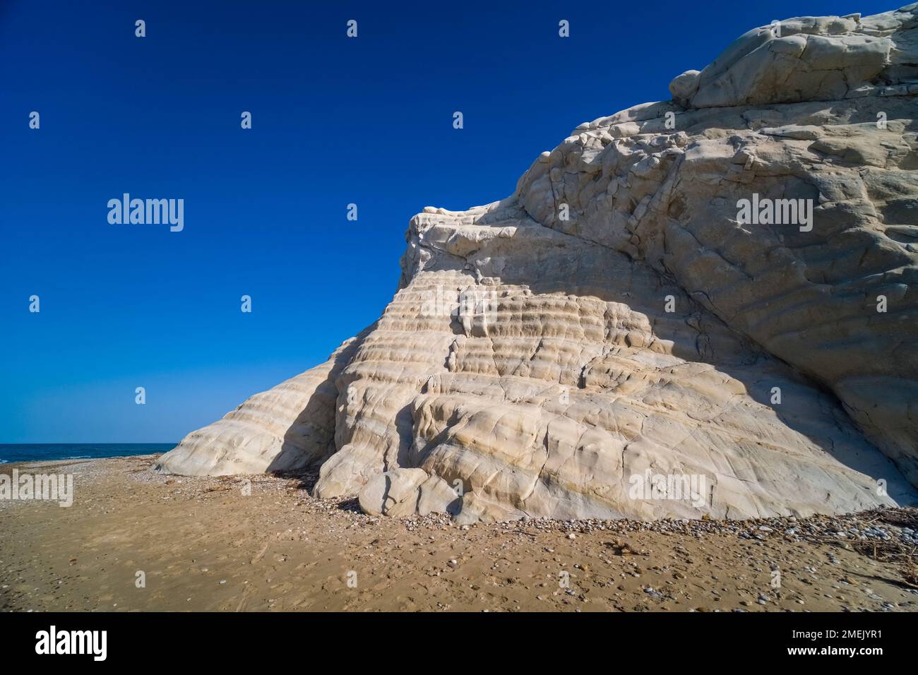 Les rochers blancs de Capo Bianco, vus de la plage au lever du soleil. Banque D'Images