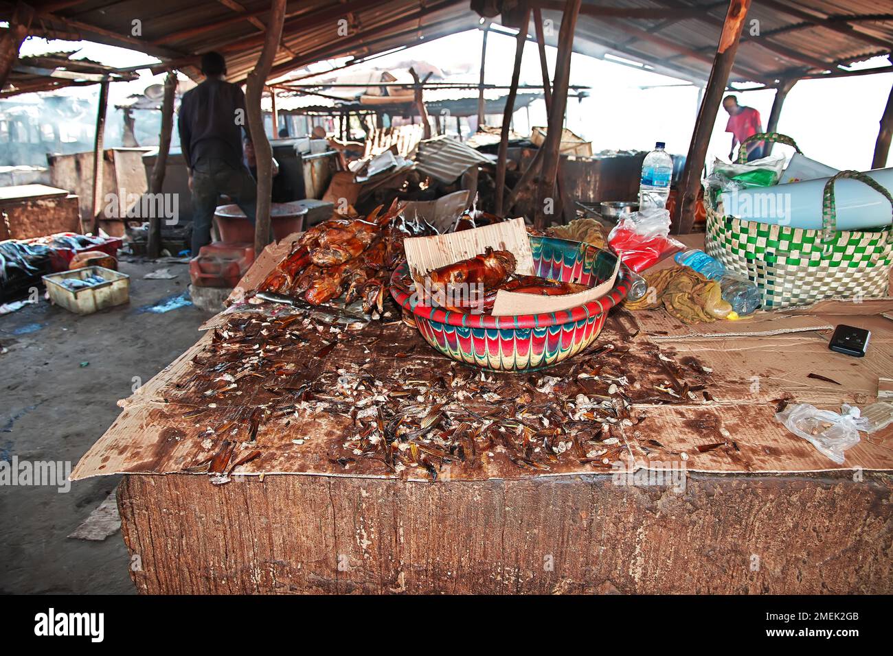 Quelques poissons dans le marché Albert à Banjul, Gambie, Afrique de l'Ouest Banque D'Images