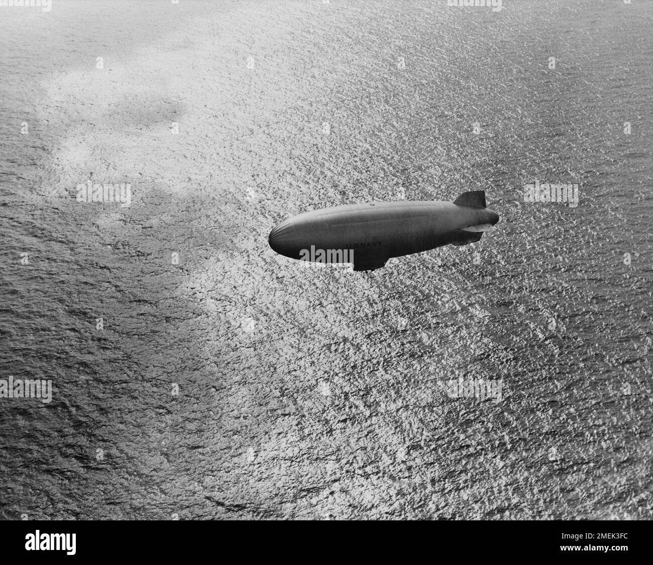Photo vintage vers 1943 de l'US Navy Airship ou dirigible en patrouille au-dessus de l'océan Atlantique scouting pour les sous-marins ennemis allemands ou U-Boats pendant la deuxième guerre mondiale Banque D'Images