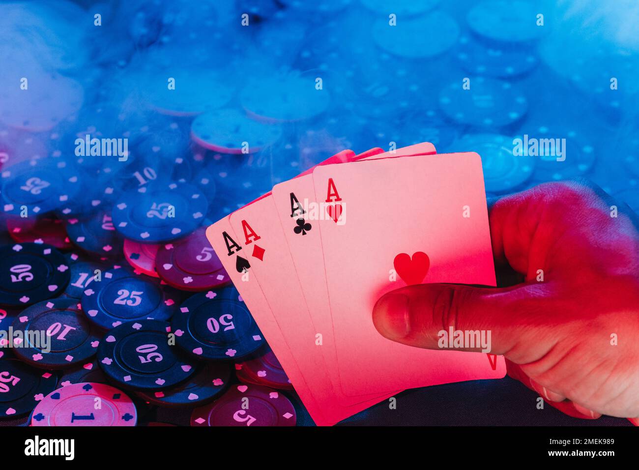 les mains des hommes tiennent les cartes contre les jetons de jeu de fond. photo fumée Banque D'Images