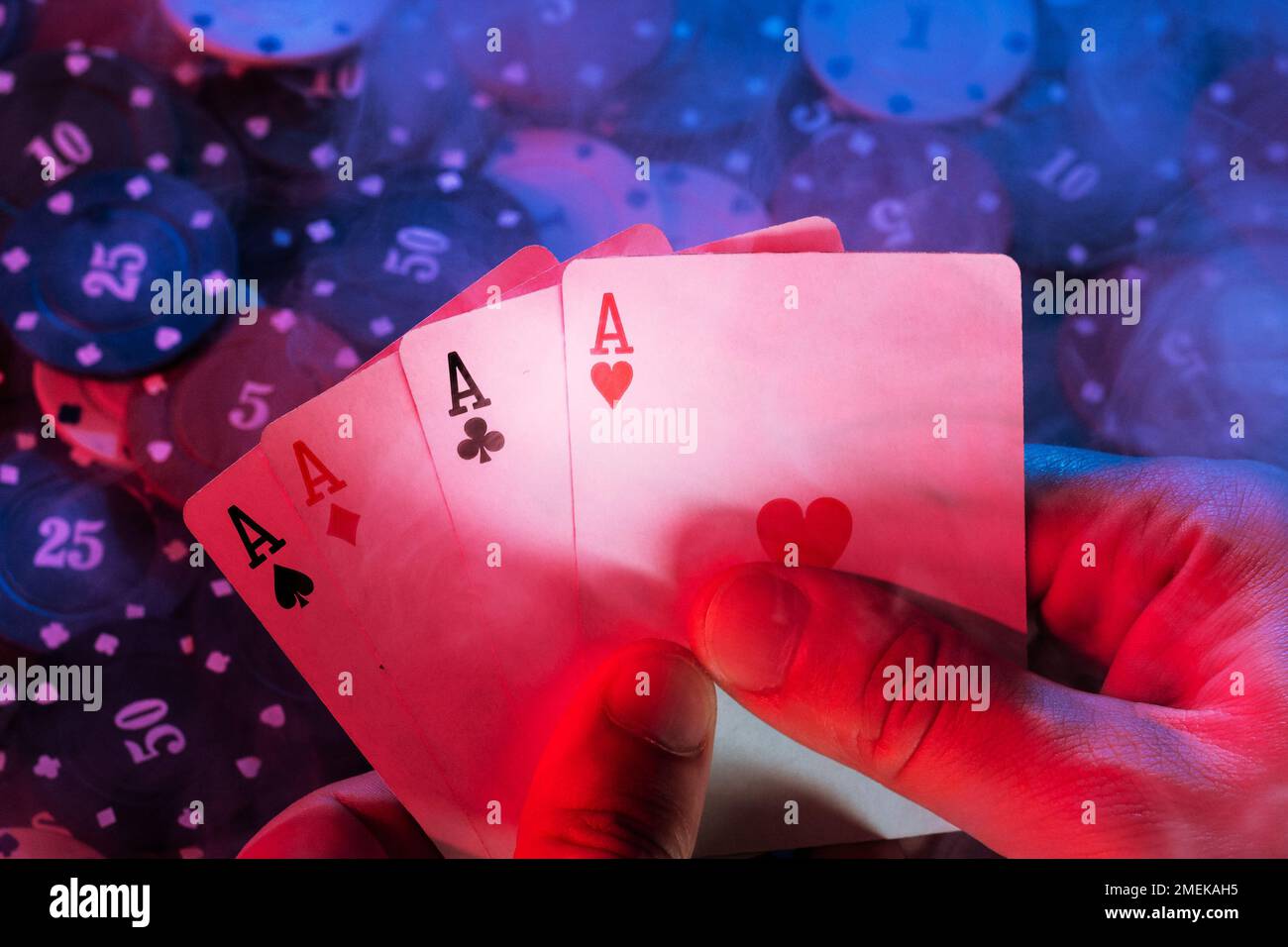 les mains des hommes tiennent les cartes contre les jetons de jeu d'arrière-plan. la photo montre de la fumée Banque D'Images