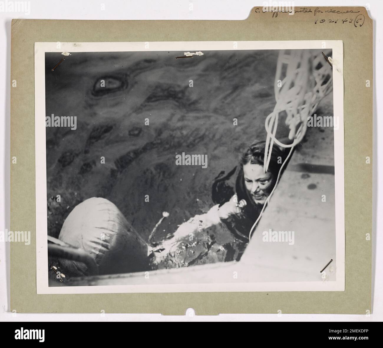 Le commandant Richard L. Burke, de la Garde côtière américaine, reçoit la Distinguished Flying Cross pour ses sauvetages héroïques pendant la seconde Guerre mondiale. L'image capture l'un des sept Allemands qu'il a sauvés après la destruction de leur U-boot. La bravoure de Burke et son dévouement à secourir les survivants lui valent la reconnaissance de la marine américaine. Banque D'Images