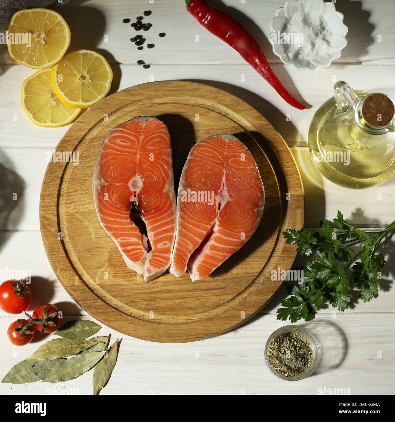 Trancher le saumon fumé frais sur une planche à découper en bois avec un  couteau de cuisine Photo Stock - Alamy