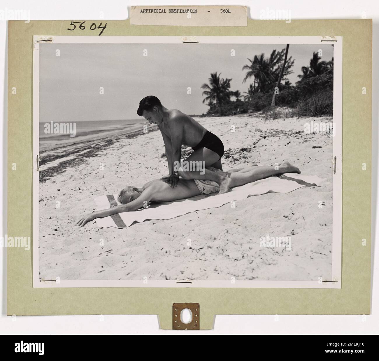 Cette série d'images démontre deux méthodes de respiration artificielle utilisées par la Garde côtière américaine : la méthode Holger Nielsen (Back-Pressure, Arm Lift) et la méthode Emerson (Back-Pressure, Hip-Lift). Ces techniques, approuvées pour l'usage de la Garde côtière américaine, sont également adoptées par le ministère de la Défense, la Croix-Rouge américaine et d'autres organisations nationales à des fins de sauvetage. Banque D'Images