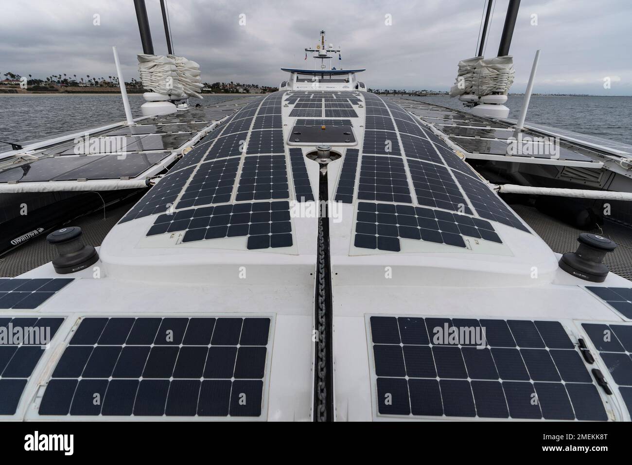 The top deck of Energy Observer, a former race boat turned into an autonomous navigation with hydrogen, is covered with solar panels as it sails off the coast of Long Beach, Calif., Thursday, April 22, 2021. Energy Observer is the first self-sufficient energy vessel with zero greenhouse gas or fine particle emissions that is powered by hydrogen and renewable energies. (AP Photo/Damian Dovarganes) Banque D'Images