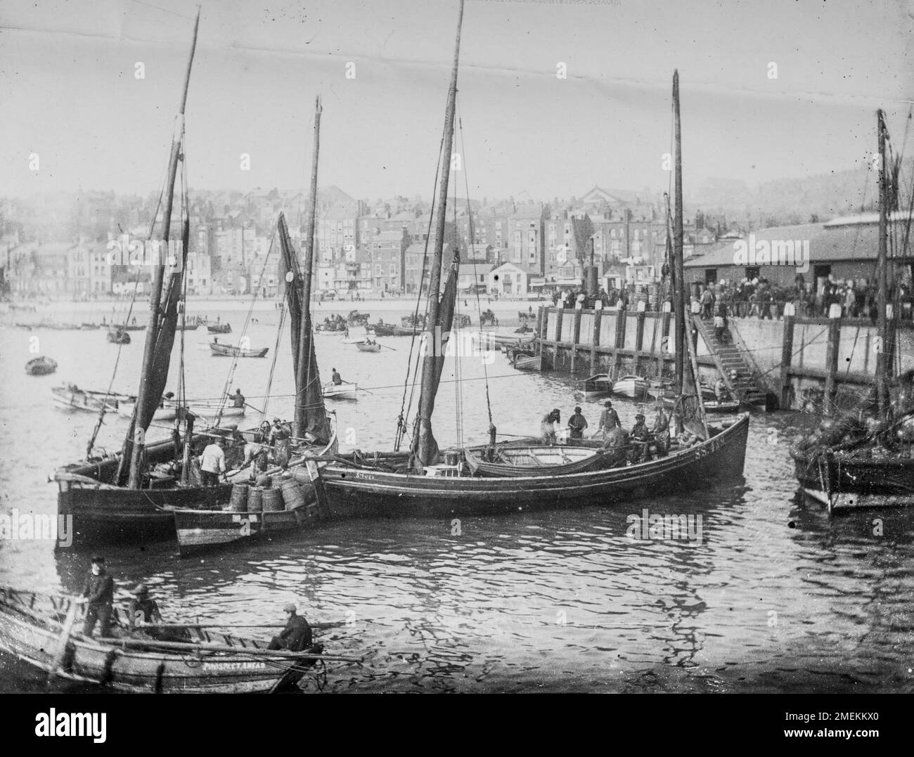 Scarborough, North Yorkshire, Royaume-Uni. Bateaux de pêche dans un port occupé - une photographie amateur prise vers 1900. Banque D'Images