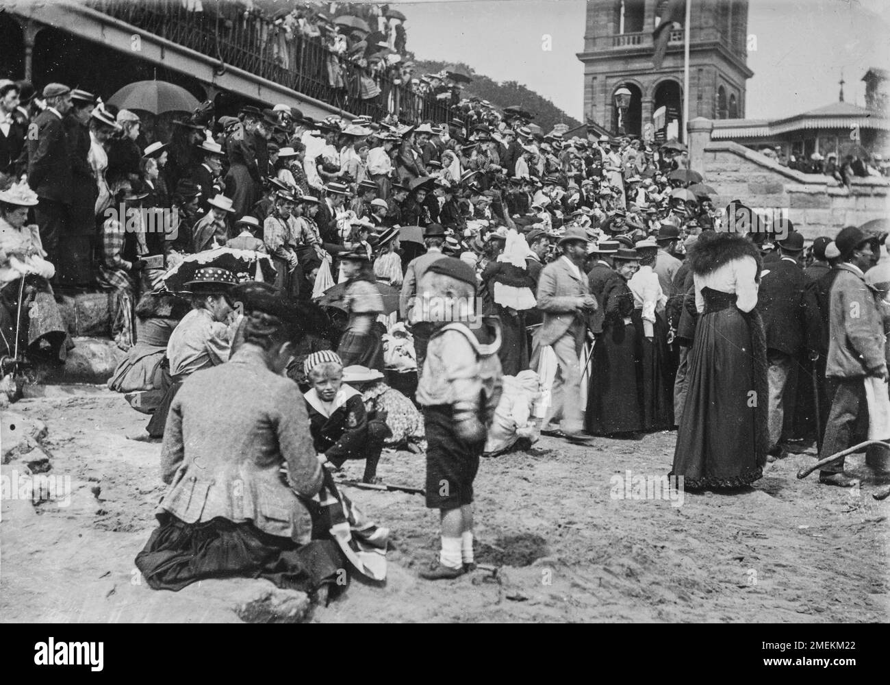 Probablement Scarborough, North Yorkshire, Royaume-Uni. Une foule de vacances édouardiennes sur une plage anglaise en été. Photographie amateur prise vers 1900. Banque D'Images