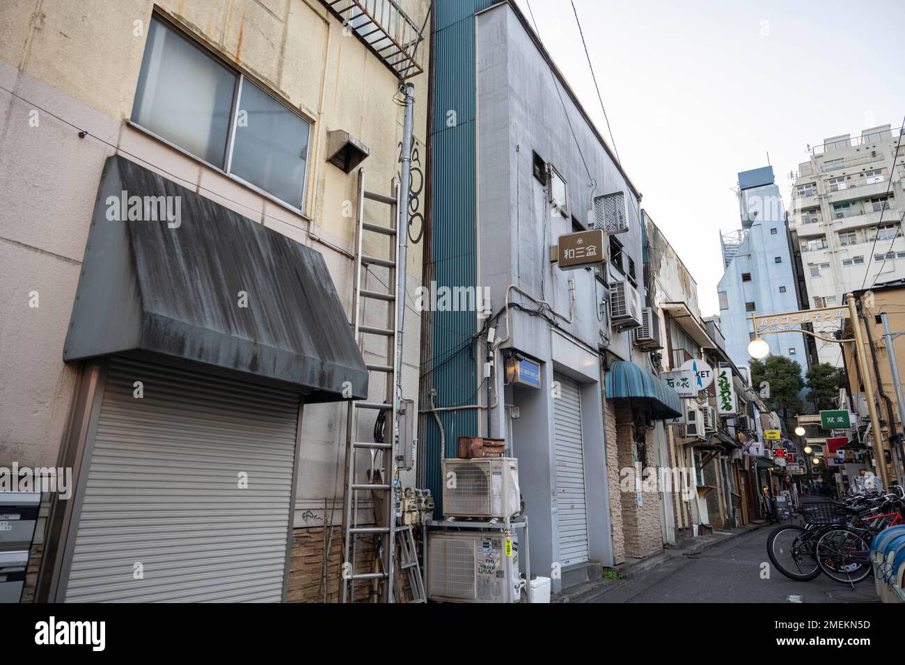 Tokyo, Japon. 18th janvier 2023. Les bars de Golden Gai après le quartier ont subi un incendie. Le tourisme est de retour au Japon, mais les bars locaux n'ont pas récupéré financièrement des interdictions de voyager du Japon, ce qui a conduit les propriétaires à organiser un concert-bénéfice pour recueillir des fonds et sensibiliser les entreprises locales. Golden Gai, connu sous le nom de ''GÅruden Gai'' (æ-°¿‚ ãƒ¼ãƒ' ãƒ‡ãƒ³è) en japonais, est un petit quartier situé à Shinjuku, Tokyo. Il est renommé pour ses ruelles étroites bordées de petits bars, restaurants et clubs. La région a une histoire riche et elle a été formée dans l'ère de l'après-guerre, où elle était autrefois un endroit où bla Banque D'Images