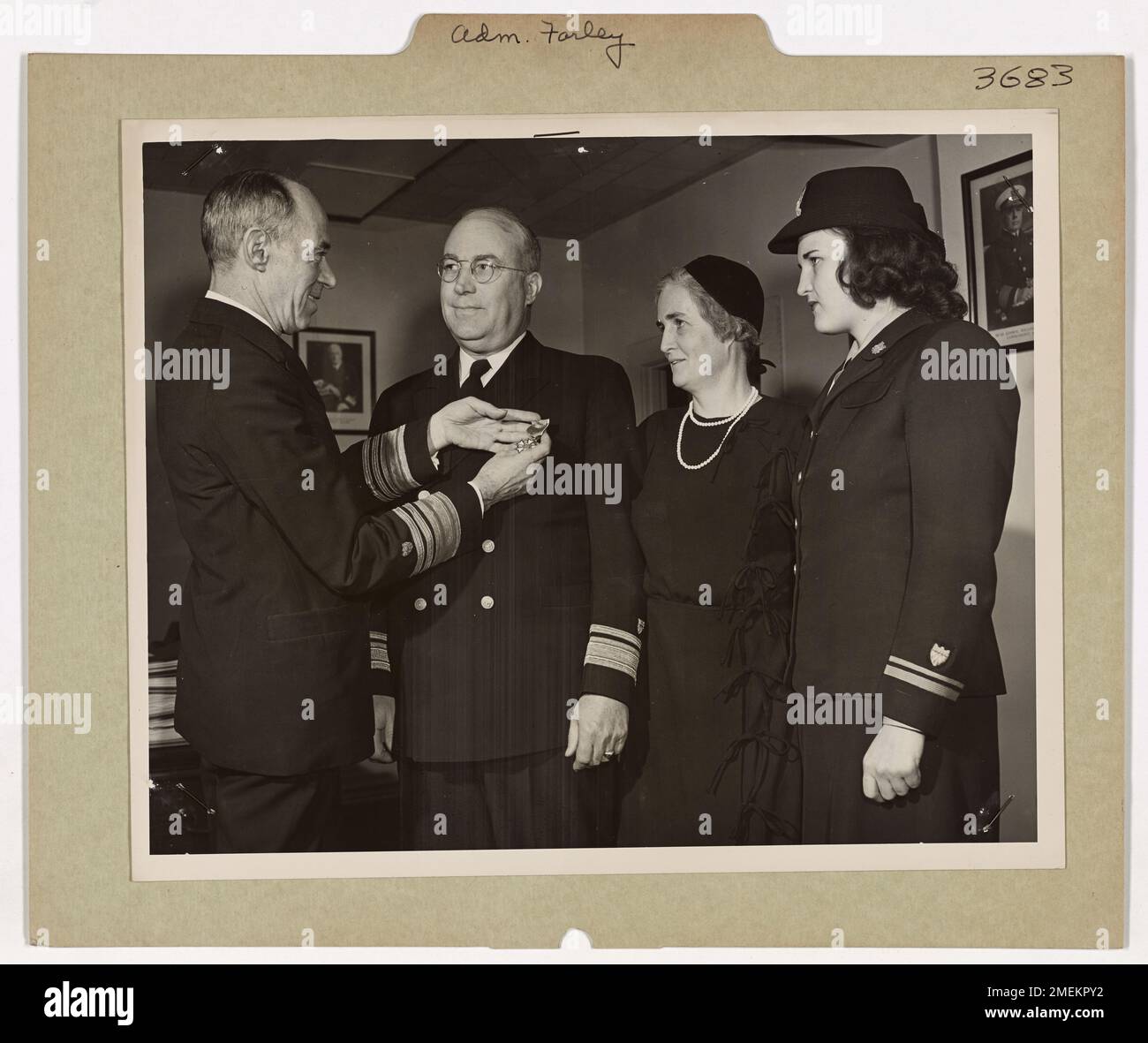 Le vice-amiral Russell R. Waesche présente la Légion du mérite au contre-amiral Joseph F. Farley pour ses services exceptionnels en tant qu'officier de la Garde côtière du huitième district naval. La cérémonie de remise des prix a lieu au quartier général de la Garde côtière. Banque D'Images