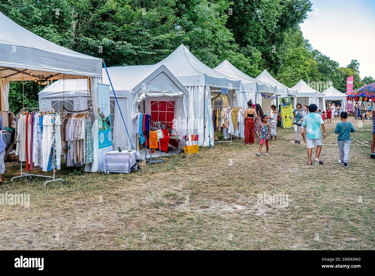 03.08.2022 - Jambville, France: Marché au festival de yoga, matériel d'époque, marché aux puces, matériel de yoga, tentes blanches. Photo de haute qualité Banque D'Images