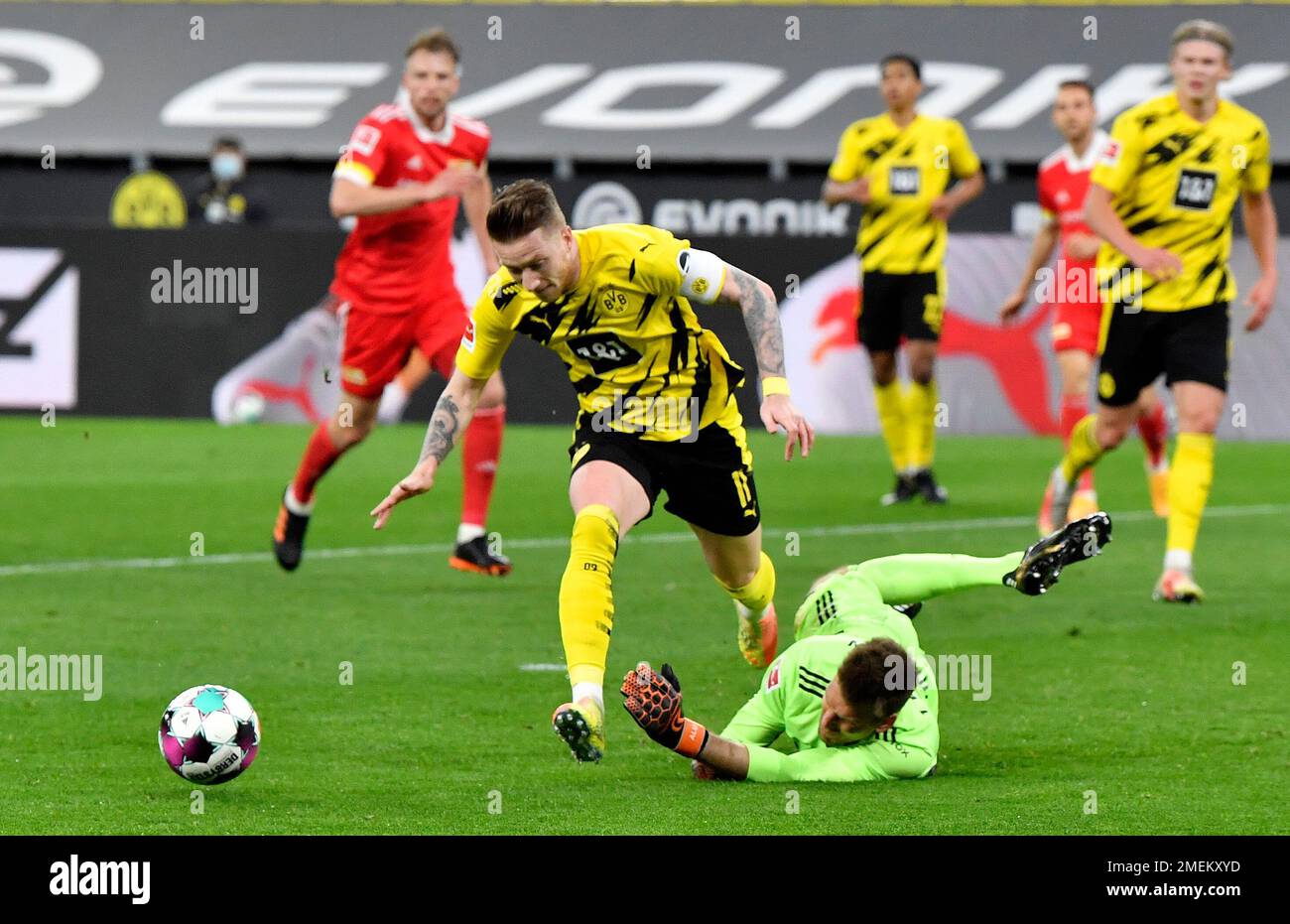 Dortmund's Marco Reus, left, is tackled by Union's goalkeeper Andreas Luthe which results in a penalty during the German Bundesliga soccer match between Borussia Dortmund and Union Berlin in Dortmund, Germany, Wednesday, April 21, 2021.(AP Photo/Martin Meissner, pool) Banque D'Images