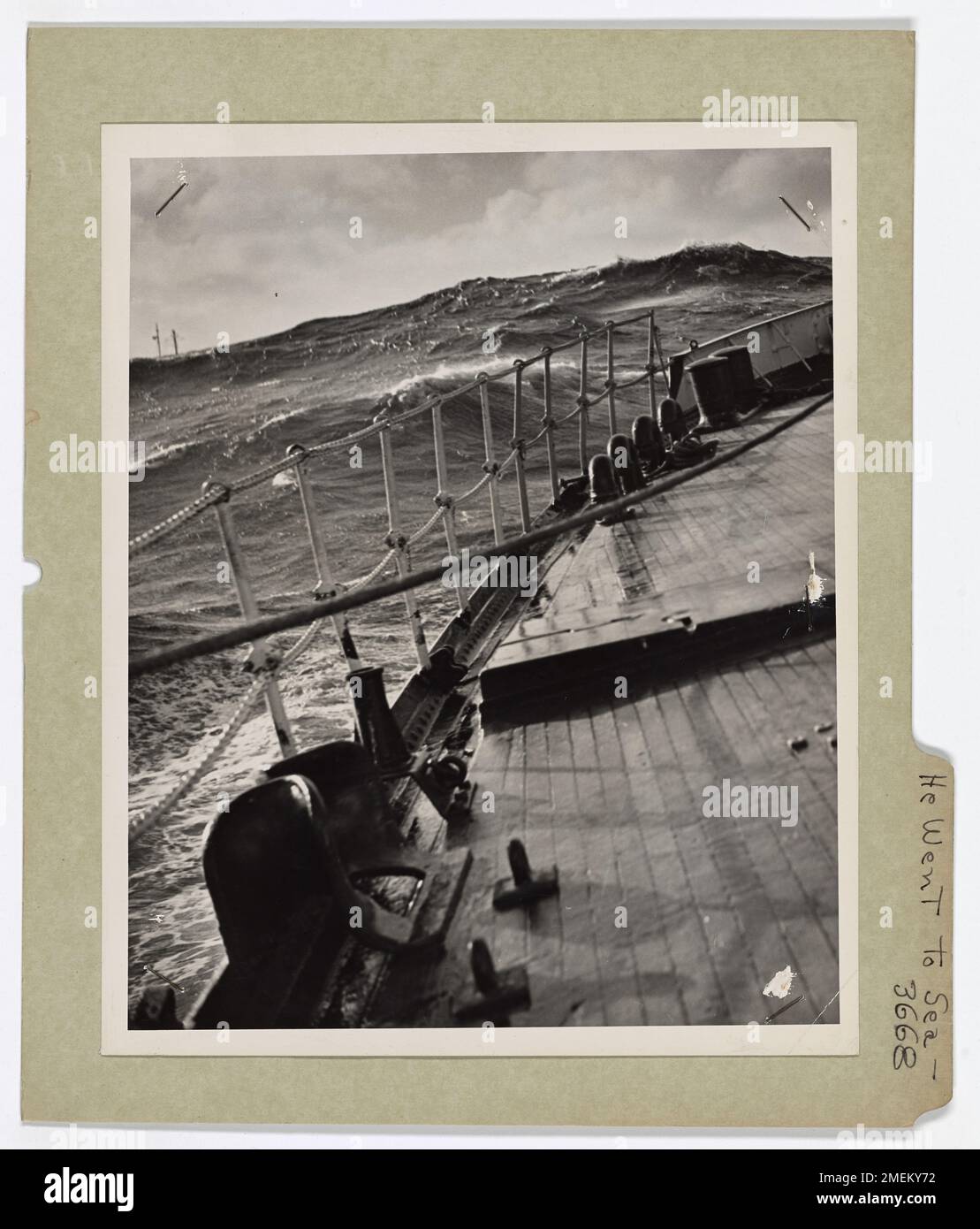 Cette image représente des gardes côtiers en service, surveillant la vaste étendue océanique qui s'étend jusqu'à l'horizon. Leurs postes solitaires reflètent la responsabilité de la sécurité maritime et la vigilance constante exigée par la Garde côtière américaine pour maintenir la sécurité en mer. Banque D'Images