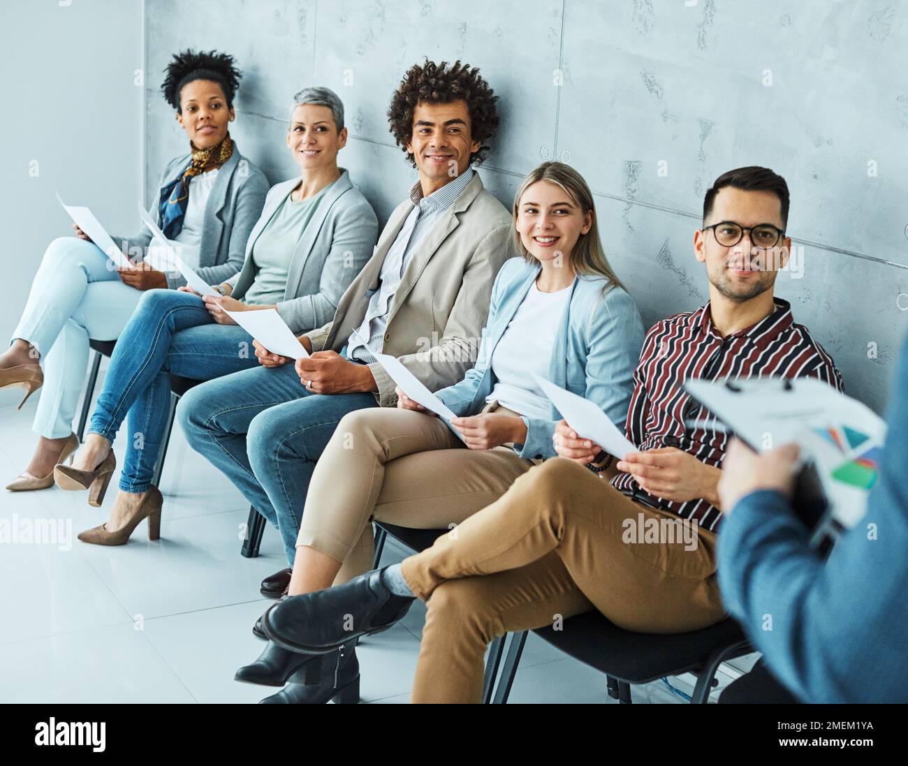 homme président d'affaires assis attendant femme homme d'affaires candidat recrutement femme d'affaires bureau homme d'affaires emploi jeune ligne d'entrevue Banque D'Images