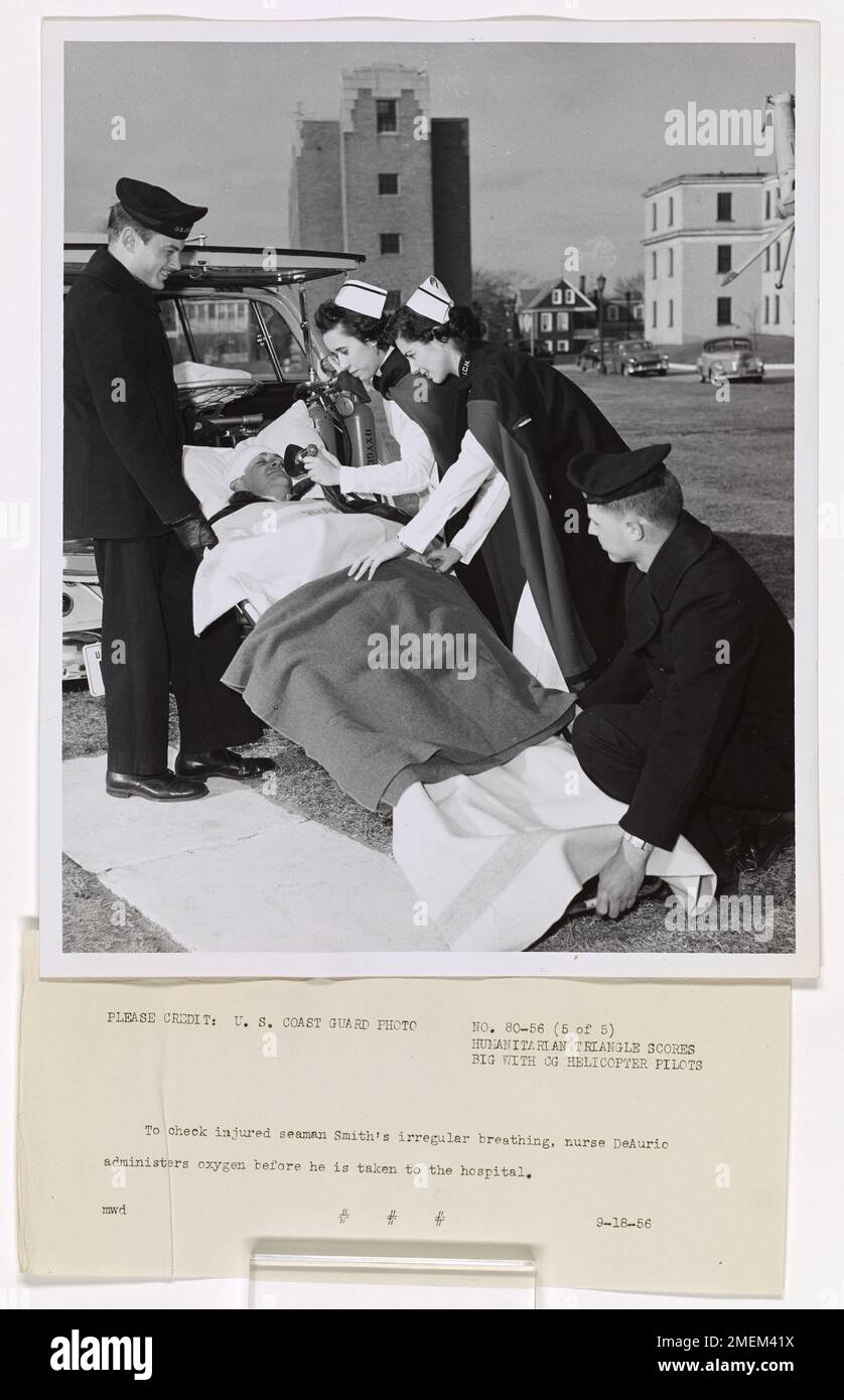 Sauvetage du marin Smith. Cette image décrit le transfert du Matelot de 1re classe John Smith à un hôpital par les infirmières Arlene DeAurie et Janet DeMeo et les corpmen Elmer Steubs et Carl Wathne de la Garde côtière. Banque D'Images