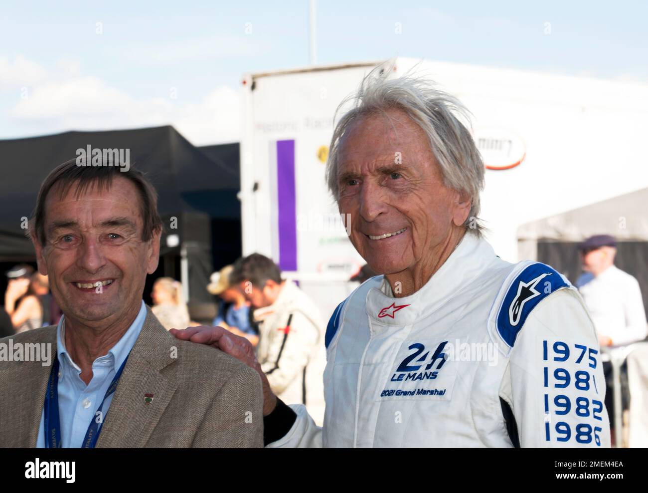 Stuart Graham et Derek Bell, avant la démonstration des voitures du groupe C, au Silverstone Classic 2022 Banque D'Images