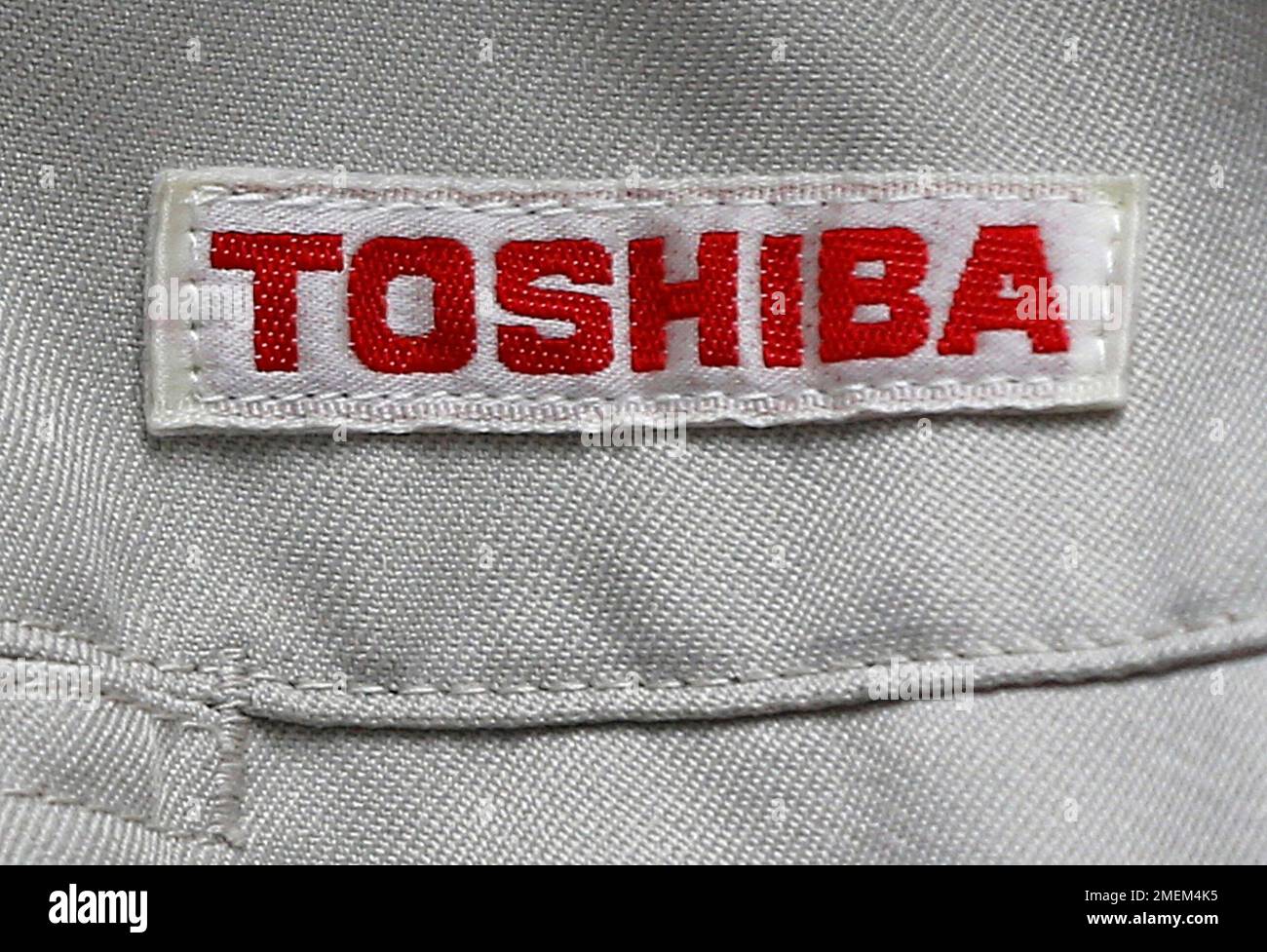 FILE - In this Thursday, June 15, 2017, photo, the logo of Toshiba Corp., Japan's electronics and energy company, is seen on a worker's jacket in Yokosuka, near Tokyo. Toshiba Corp. has brushed off a new missive from CVC Partners about the global fund's interest in acquiring the Japanese manufacturer. Toshiba said Tuesday that a letter from CVC was “not possible to evaluate.” (AP Photo/Shuji Kajiyama, File) Banque D'Images