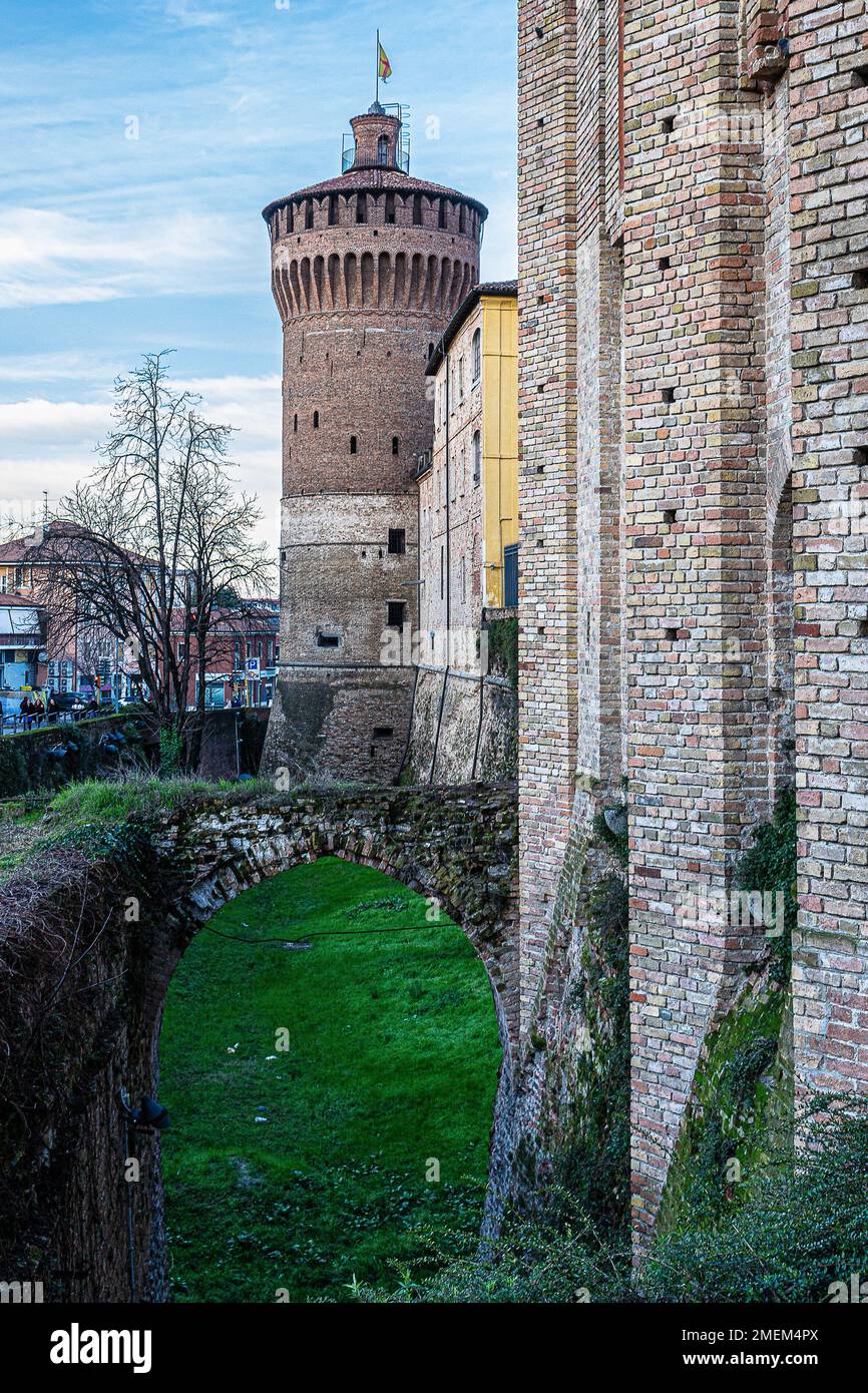 Torrione est une tour historique de Lodi, en Italie, datant du 12th siècle. C'est un symbole de la richesse de l'histoire et du patrimoine culturel de la ville. Banque D'Images
