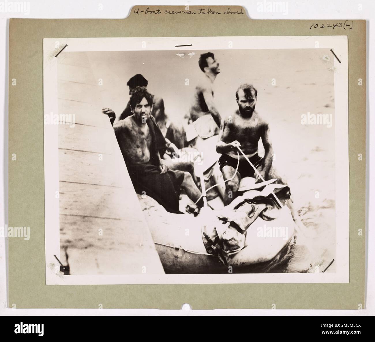 Quatre survivants d'un U-boot allemand détruit sont secourus par un avion de sauvetage de la Garde côtière américaine. Les membres d'équipage, couverts d'huile et à peine vêtus, sont aidés à bord après avoir été largués dans un radeau de sauvetage par un dirigeable de la Navy. Le commandant Richard L. Burke, pilote de la Garde côtière, a reçu la Distinguished Flying Cross pour ses efforts héroïques. Banque D'Images