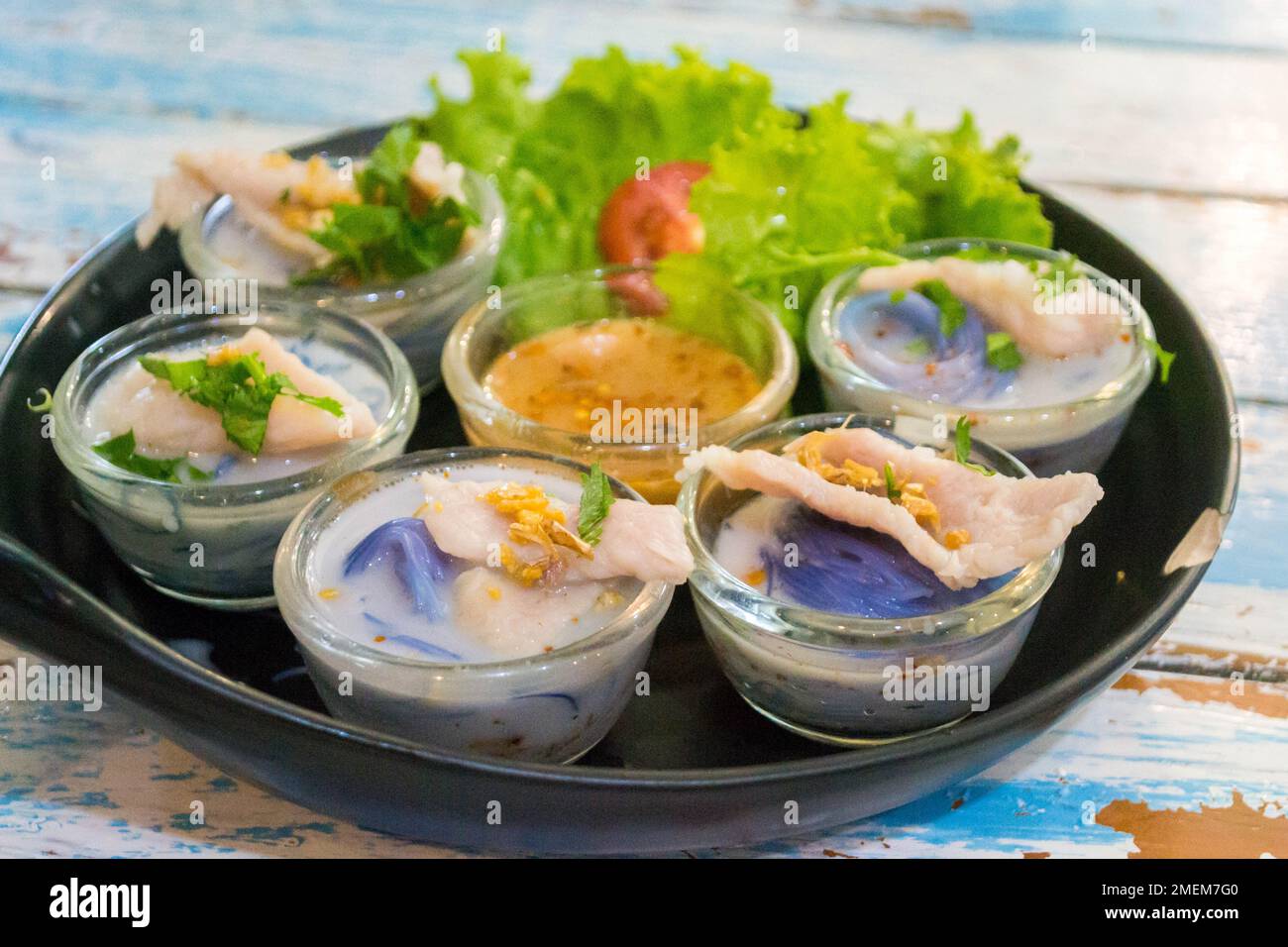 Nouilles de pois aux papillons violets dans du lait de noix de coco dans de petits bols à Chiang Mai, en Thaïlande. Banque D'Images