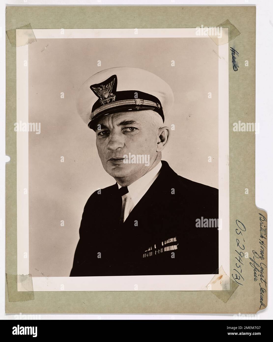 Le lieutenant-commandant de la Garde côtière Louis I. Reilly reçoit la Croix du service distingué britannique pour son leadership lors de l'invasion de la Normandie. Il commande le seul groupe LST américain affecté à la marine britannique. Banque D'Images