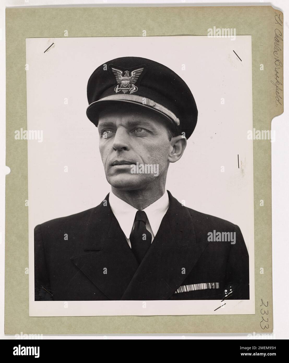 Le lieutenant Charles M. Brookfield de la Garde côtière américaine commande une flottille de navires de débarquement de chars (LSTs) lors de l'invasion de la Normandie. Son leadership a aidé à sécuriser la tête de pont lors de l'offensive cruciale transmanche. Banque D'Images