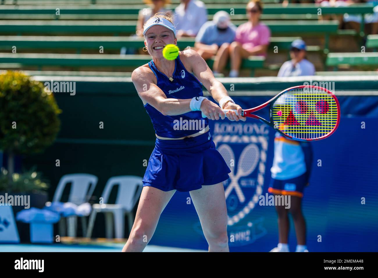 Harriet Dart de Grande-Bretagne en action au cours du jour 3 du tournoi de tennis classique de Kooyong les femmes célibataires match contre Linda Fruhvirtova de République tchèque au Kooyong Lawn tennis Club. La sensation chez les adolescents Linda Fruhvirtova (CZE) bat Harriet Dart (GBR) (6-7, 6-3, 10-4). Malgré la chaleur, le prospect tchèque a répondu de sa défaite de 1 jours, clôturant le match par un super break. Banque D'Images