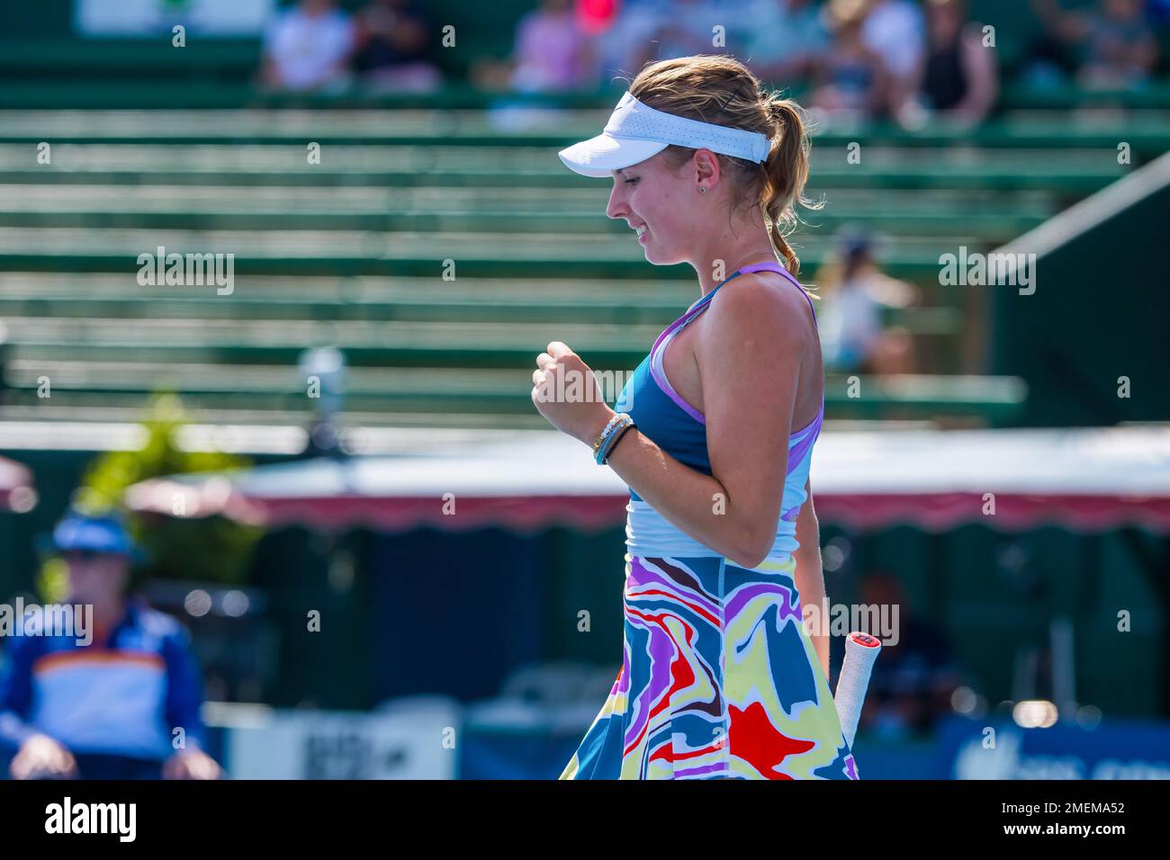 Linda Fruhvirtova de la République tchèque en action pendant le jour 3 du tournoi de tennis classique de Kooyong les femmes célibataires match contre Harriet Dart de Grande-Bretagne au Kooyong Lawn tennis Club. La sensation chez les adolescents Linda Fruhvirtova (CZE) bat Harriet Dart (GBR) (6-7, 6-3, 10-4). Malgré la chaleur, le prospect tchèque a répondu de sa défaite de 1 jours, clôturant le match par un super break. Banque D'Images