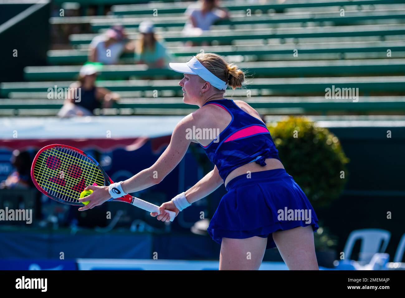 Harriet Dart de Grande-Bretagne en action au cours du jour 3 du tournoi de tennis classique de Kooyong les femmes célibataires match contre Linda Fruhvirtova de République tchèque au Kooyong Lawn tennis Club. La sensation chez les adolescents Linda Fruhvirtova (CZE) bat Harriet Dart (GBR) (6-7, 6-3, 10-4). Malgré la chaleur, le prospect tchèque a répondu de sa défaite de 1 jours, clôturant le match par un super break. Banque D'Images