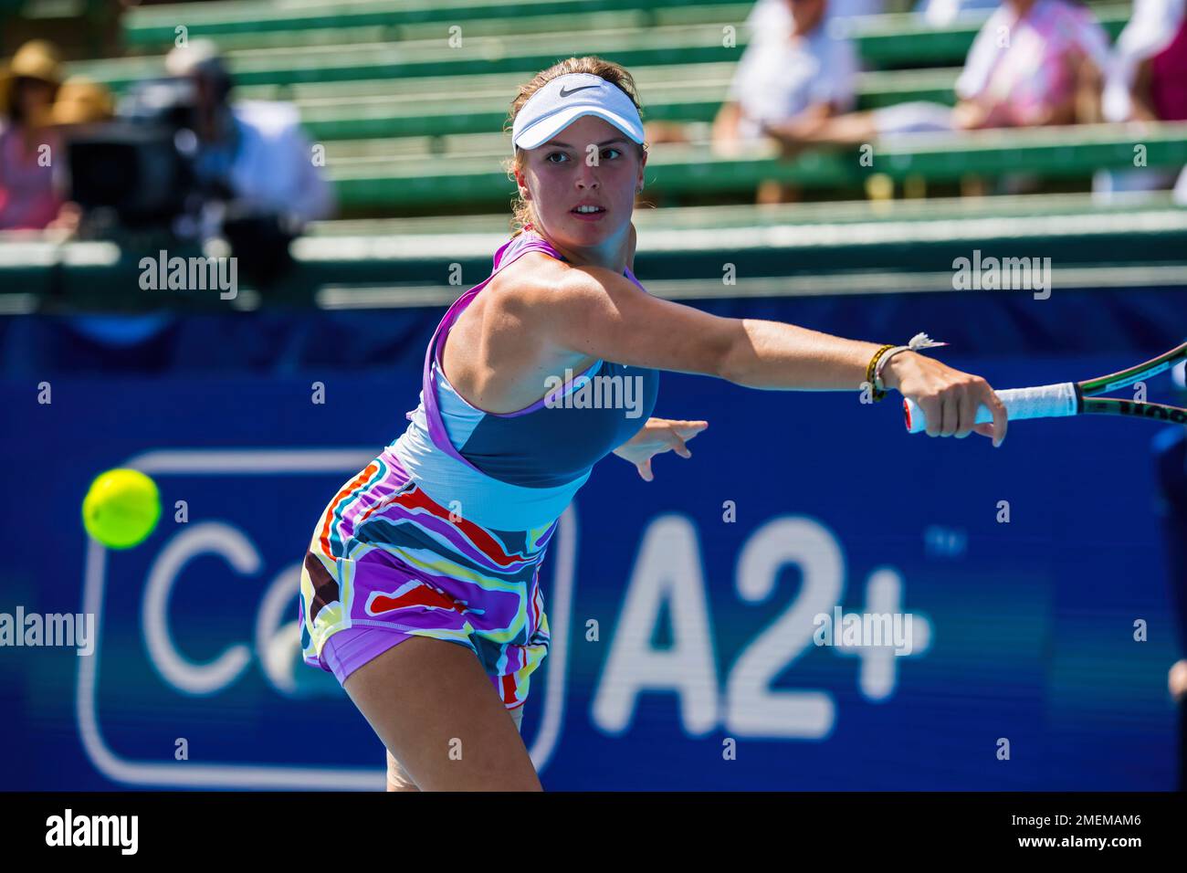 Linda Fruhvirtova de la République tchèque en action pendant le jour 3 du tournoi de tennis classique de Kooyong les femmes célibataires match contre Harriet Dart de Grande-Bretagne au Kooyong Lawn tennis Club. La sensation chez les adolescents Linda Fruhvirtova (CZE) bat Harriet Dart (GBR) (6-7, 6-3, 10-4). Malgré la chaleur, le prospect tchèque a répondu de sa défaite de 1 jours, clôturant le match par un super break. Banque D'Images