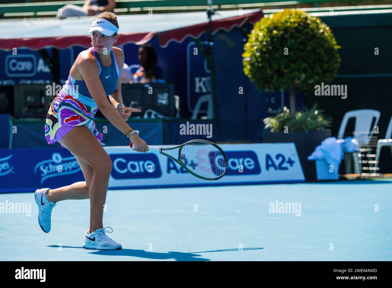 Linda Fruhvirtova de la République tchèque en action pendant le jour 3 du tournoi de tennis classique de Kooyong les femmes célibataires match contre Harriet Dart de Grande-Bretagne au Kooyong Lawn tennis Club. La sensation chez les adolescents Linda Fruhvirtova (CZE) bat Harriet Dart (GBR) (6-7, 6-3, 10-4). Malgré la chaleur, le prospect tchèque a répondu de sa défaite de 1 jours, clôturant le match par un super break. Banque D'Images