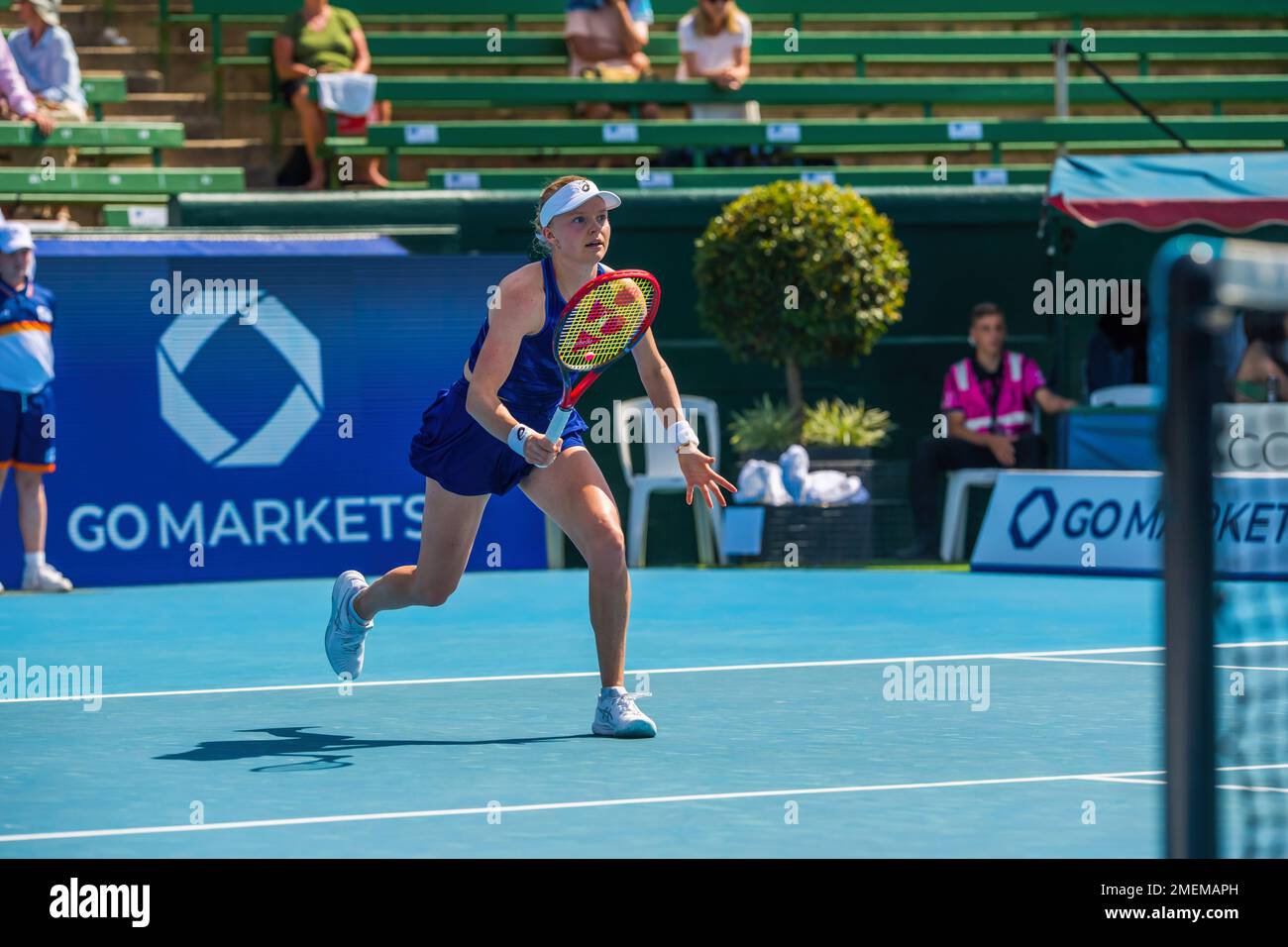 Harriet Dart de Grande-Bretagne en action au cours du jour 3 du tournoi de tennis classique de Kooyong les femmes célibataires match contre Linda Fruhvirtova de République tchèque au Kooyong Lawn tennis Club. La sensation chez les adolescents Linda Fruhvirtova (CZE) bat Harriet Dart (GBR) (6-7, 6-3, 10-4). Malgré la chaleur, le prospect tchèque a répondu de sa défaite de 1 jours, clôturant le match par un super break. (Photo par Alexander Bogatirev / SOPA Images/Sipa USA) Banque D'Images