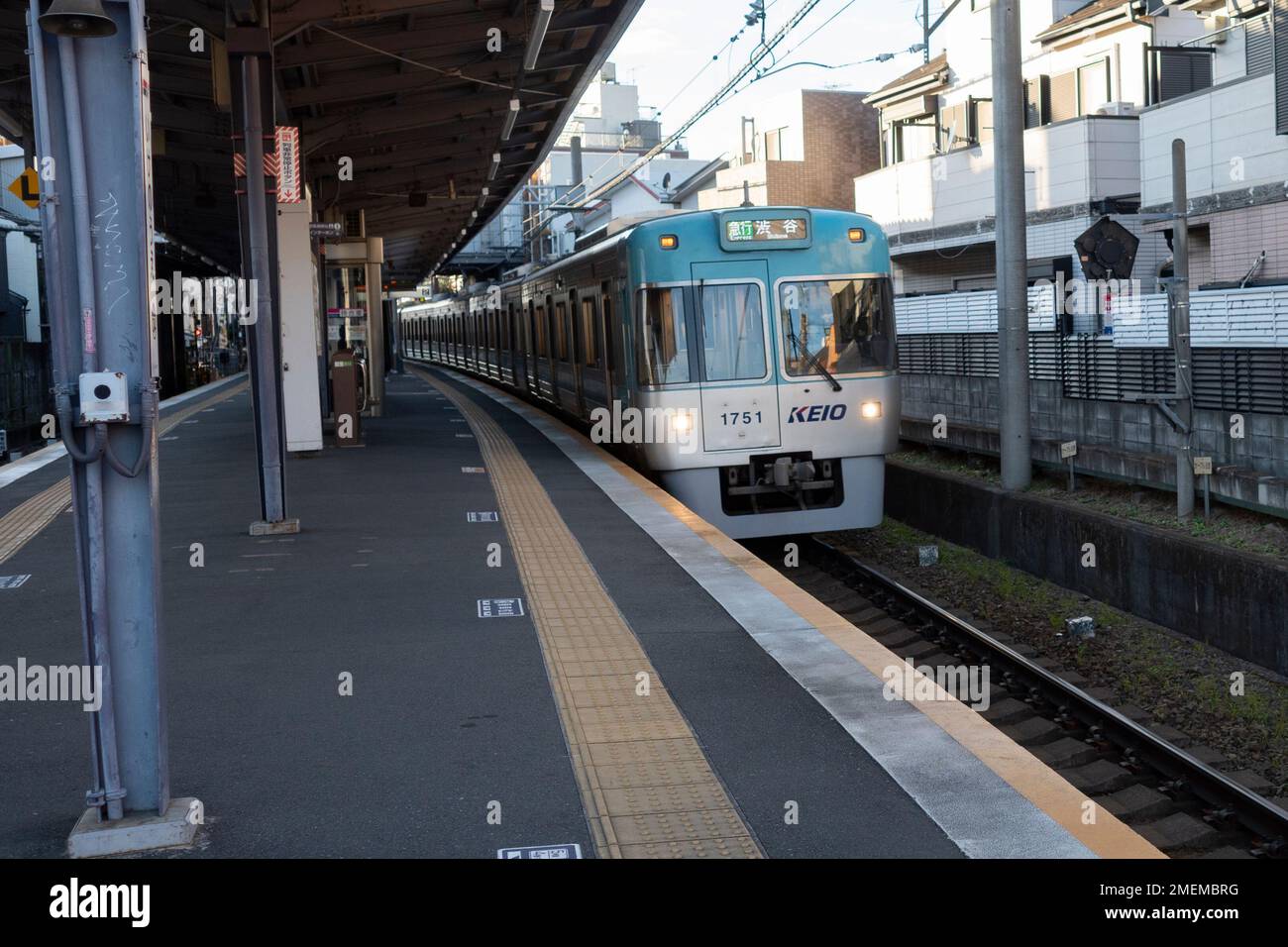 21 janvier 2023, Tokyo, Japon : La ligne Keio Inokashira qui transporte des passagers et des navetteurs entre la gare de Shibuya et les quartiers ouest de la ville de Tokyo... l'économie japonaise reste stagnante car les salaires des travailleurs n'ont pas augmenté depuis 30 ans, en même temps que les taux d'intérêt négatifs de longue date de la Banque du Japon ont causé le yen Lutter contre le dollar américain en raison des hausses de taux des Fonds de la Fed des États-Unis pour lutter contre l'inflation. Cela a favorisé de graves préoccupations commerciales internationales, le Japon étant un partenaire commercial majeur avec l'Amérique. (Credit image: © Taidgh Barron/ZUMA Press Wir Banque D'Images