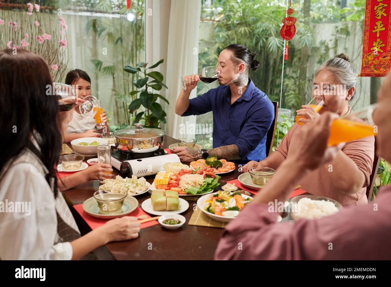 Un dîner en famille à l'occasion de la fête du nouvel an chinois Banque D'Images