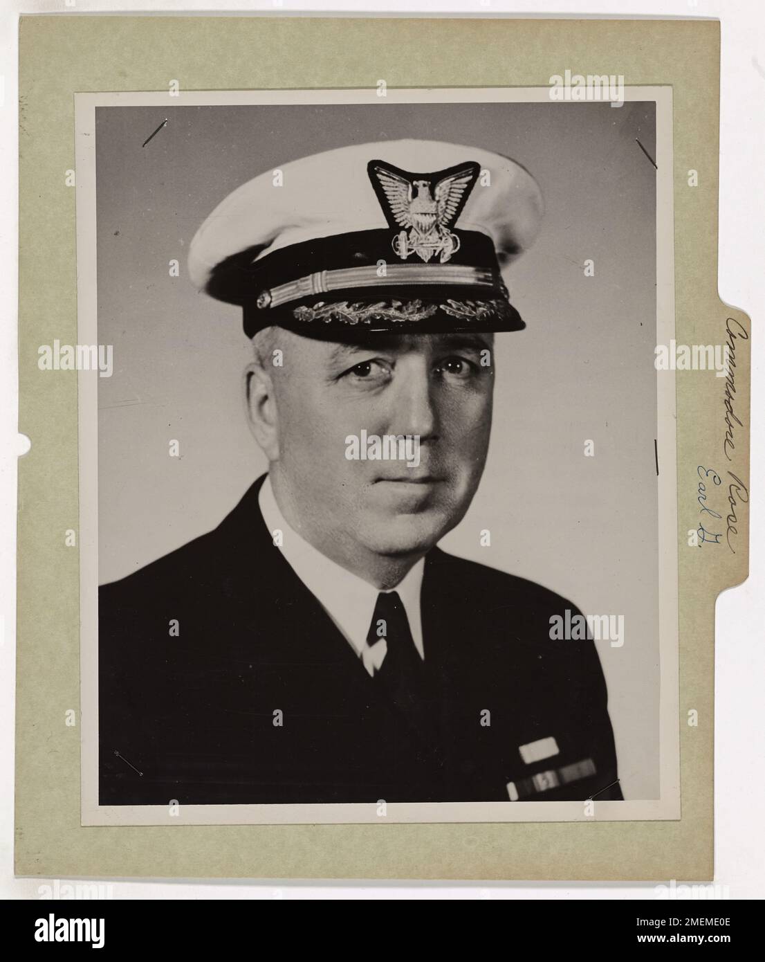 Le Commodore Earl G. Rose succédera au contre-amiral Ed. H. Smith en tant que commandant de la patrouille navale du Groenland. Rose est un vétéran décoré, décoré de la Croix de la Marine et de la Légion d'honneur française. Banque D'Images