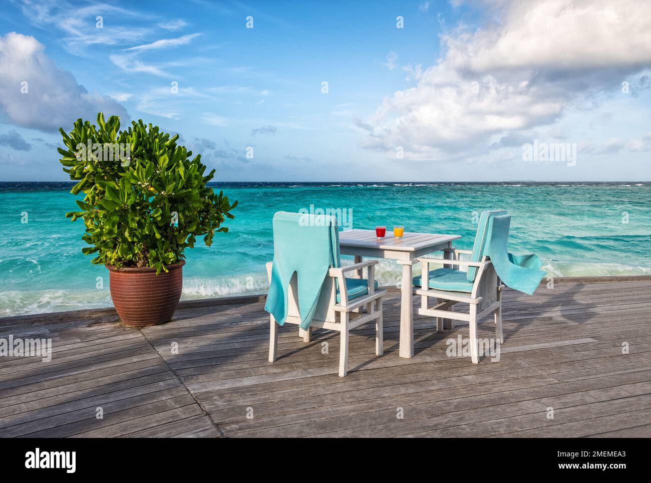 Jus tropical frais sur une table à côté de la plage, Baa Atoll, Maldives Banque D'Images