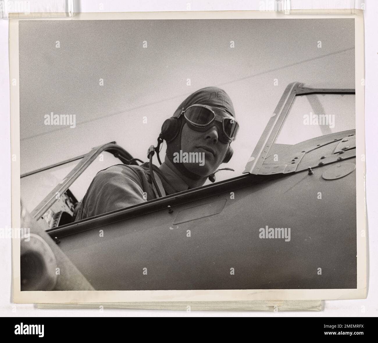 Un pilote de la Garde côtière se prépare au décollage sur une patrouille anti-sous-marine, son visage étant fixé avec détermination. La Garde côtière a joué un rôle important dans la guerre anti-sous-marine pendant la seconde Guerre mondiale, protégeant contre les menaces pesant sur les navires américains et alliés dans les océans Atlantique et Pacifique. Banque D'Images