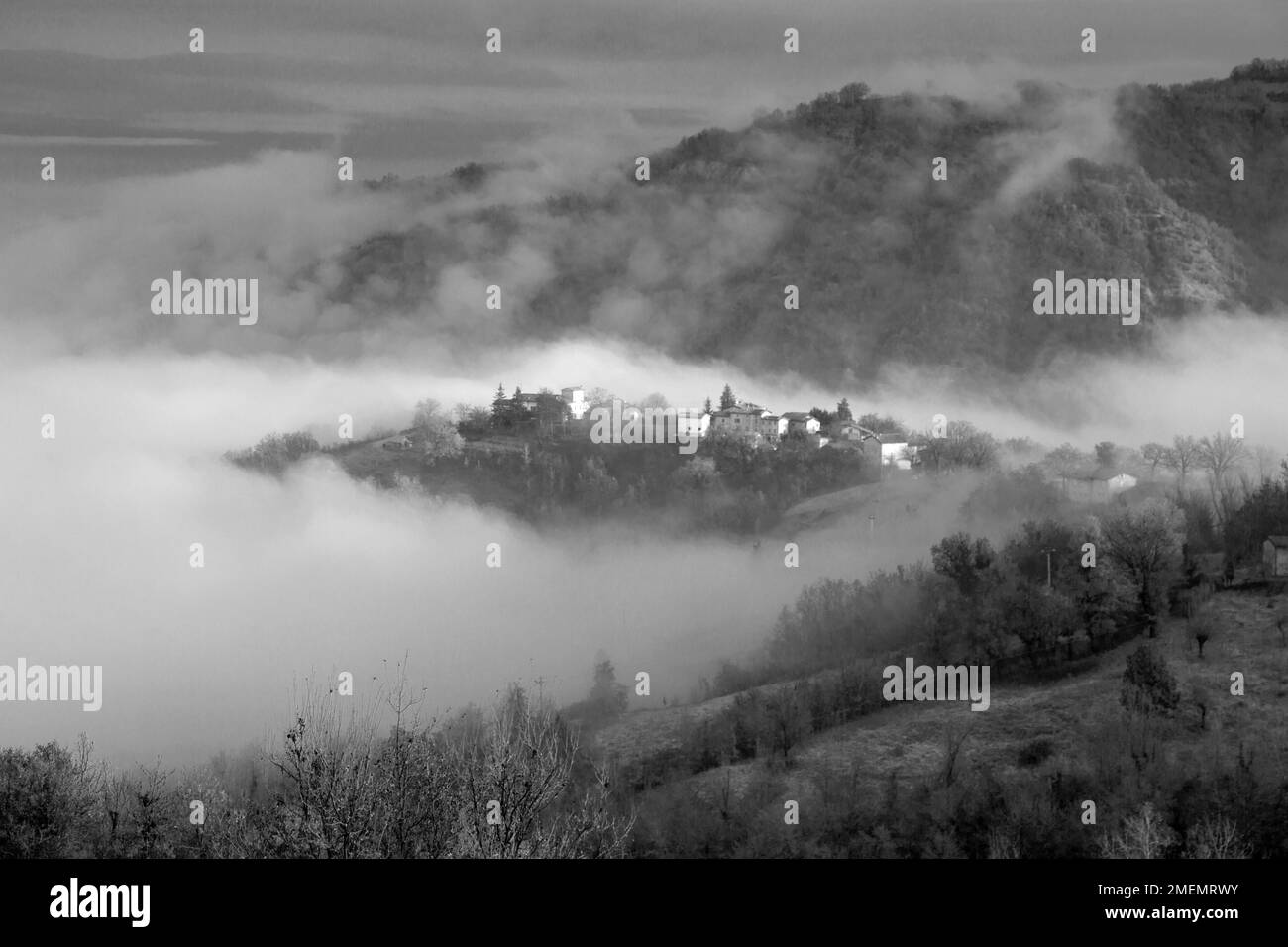 Paysage de village perché entouré de brouillard, Apennins toscan-Emilien, Italie Banque D'Images