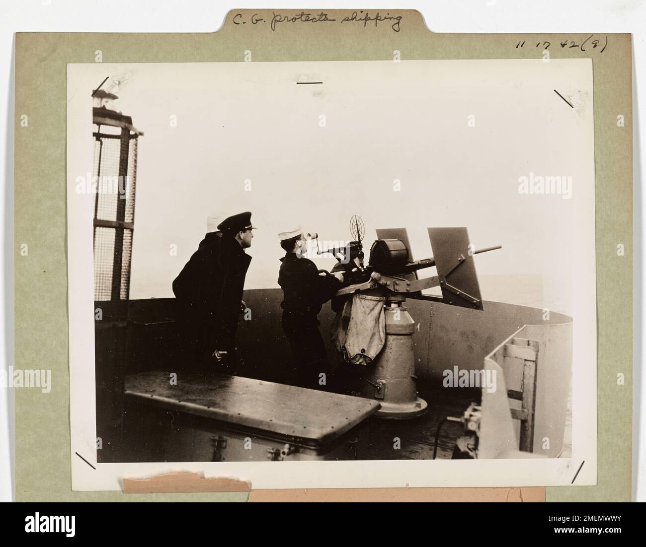 La Garde côtière américaine joue un rôle essentiel dans la protection des navires de navigation alliés lorsqu’ils traversent l’Atlantique. Ces membres de la Garde côtière assurent le passage sécuritaire des fournitures et des troupes vitales. Banque D'Images