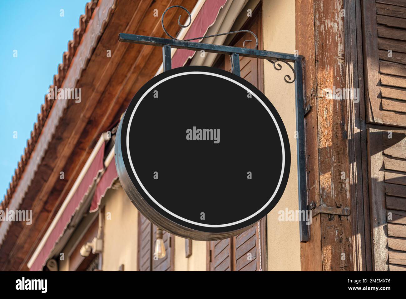 Affiche-présentoir vierge accrochée au mur du magasin dans la rue Banque D'Images