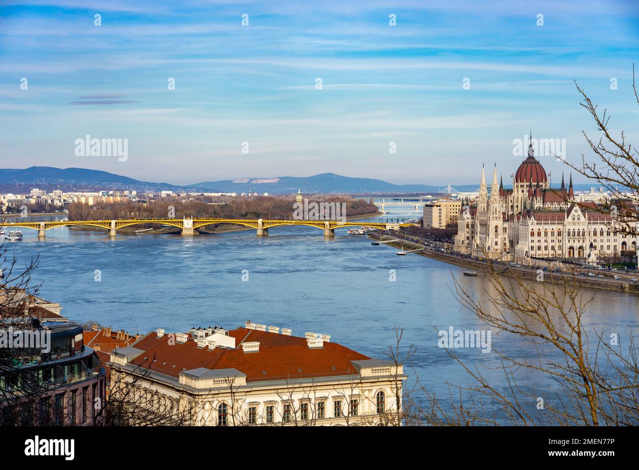 Danube à Budapest avec Parlement hongrois et pont Margit . Banque D'Images