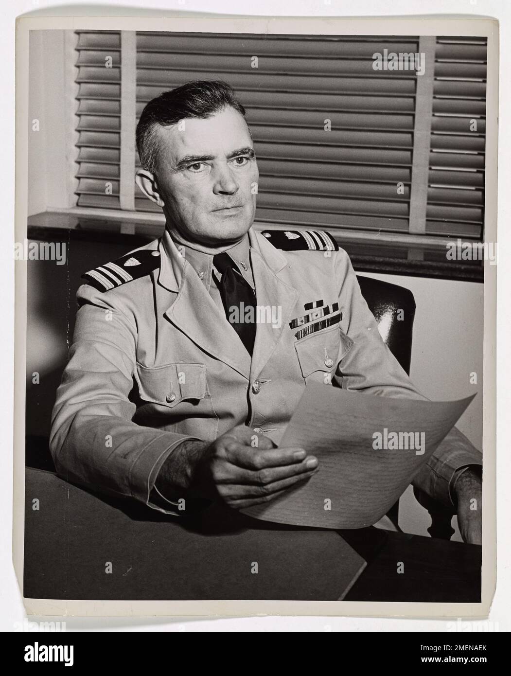 Le lieutenant-commandant Maurice D. Jester de la Garde côtière américaine raconte comment le coupe-côtes Icarus, sous son commandement, coula un sous-marin allemand au large des côtes de Caroline et captura 33 prisonniers allemands pendant la seconde Guerre mondiale. Il reçoit la Navy Cross pour sa bravoure. Banque D'Images