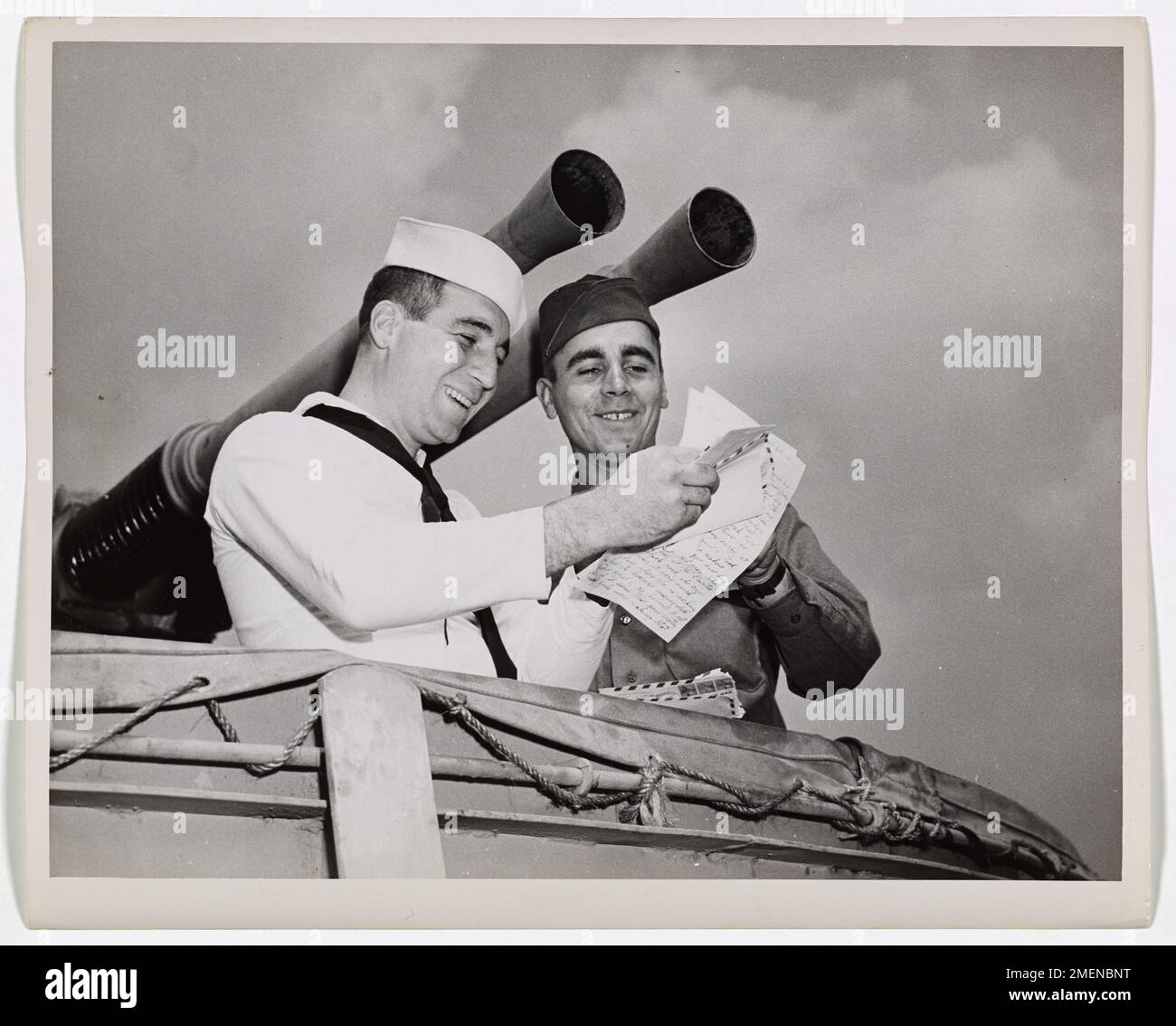 Le garde-côtes Peter S. Radoslovich retrouve son frère, le soldat de première classe Anthony Radoslovich, à bord d'un coupe-côtes en Italie. Les frères, séparés par la guerre, se rencontrent après que Pierre ait demandé l'aide de la Croix-Rouge américaine pour localiser Anthony, blessé à la bataille de Cassino. Banque D'Images