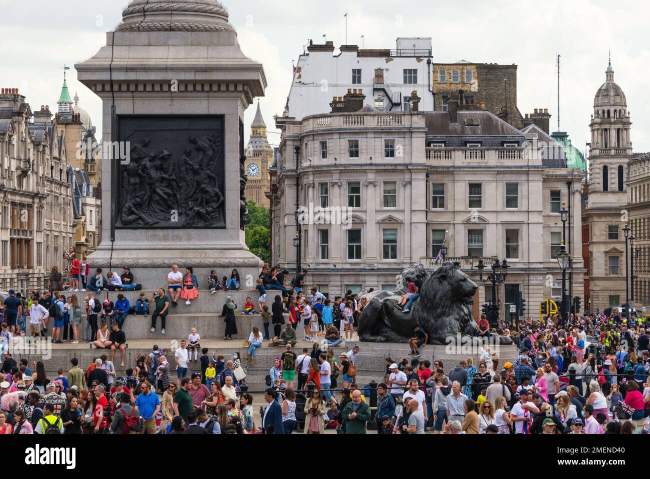 Foule sur Trafalgar Square pendant les célébrations de la couleur, marquant l'anniversaire officiel de la Reine et son Jubilé de 70 ans, Londres, Angleterre Banque D'Images